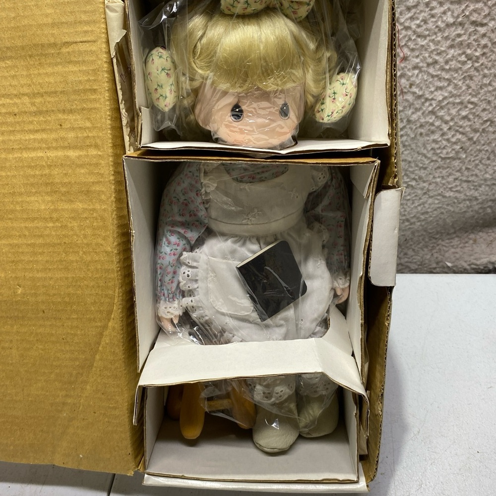 Enesco Precious Moments tell me the story of Jesus Hamilton Collectible doll